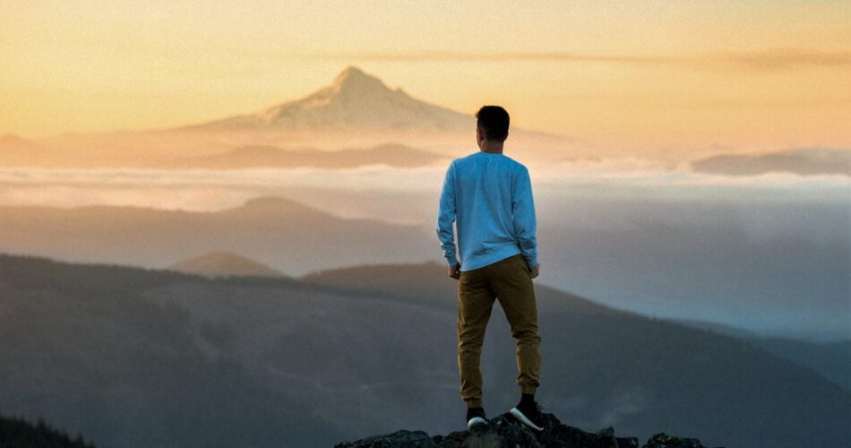 el sereno hombre que mira hacia el infinito