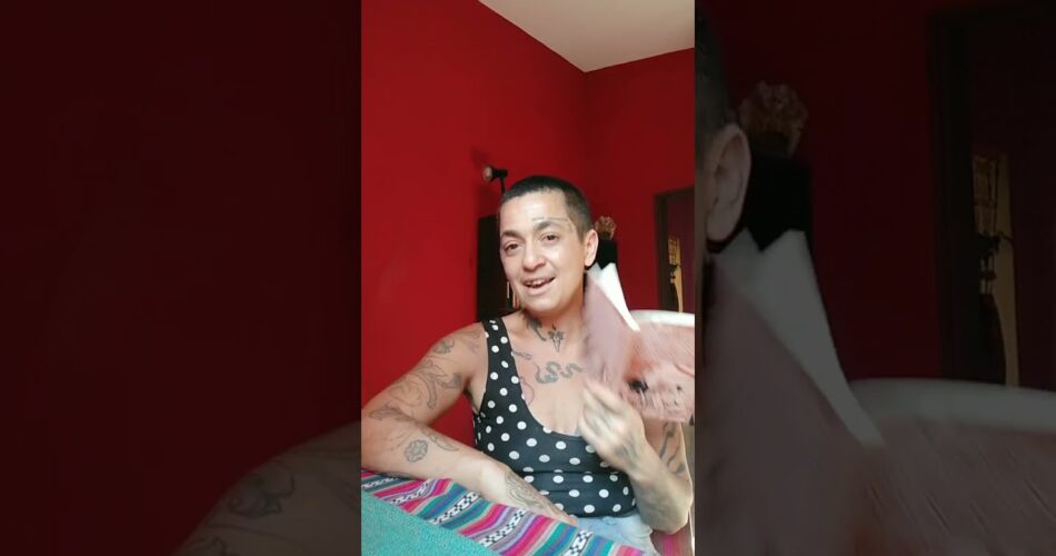 sonriendo stoicamente las palmaditas en el culo